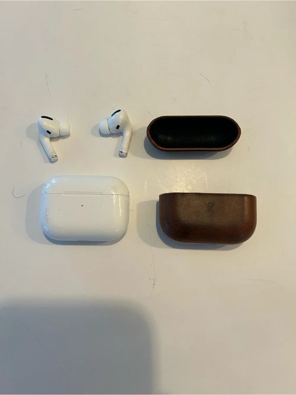 Apple AirPods Pro 2nd Generation/ MagSafe Wireless Charging Case /White